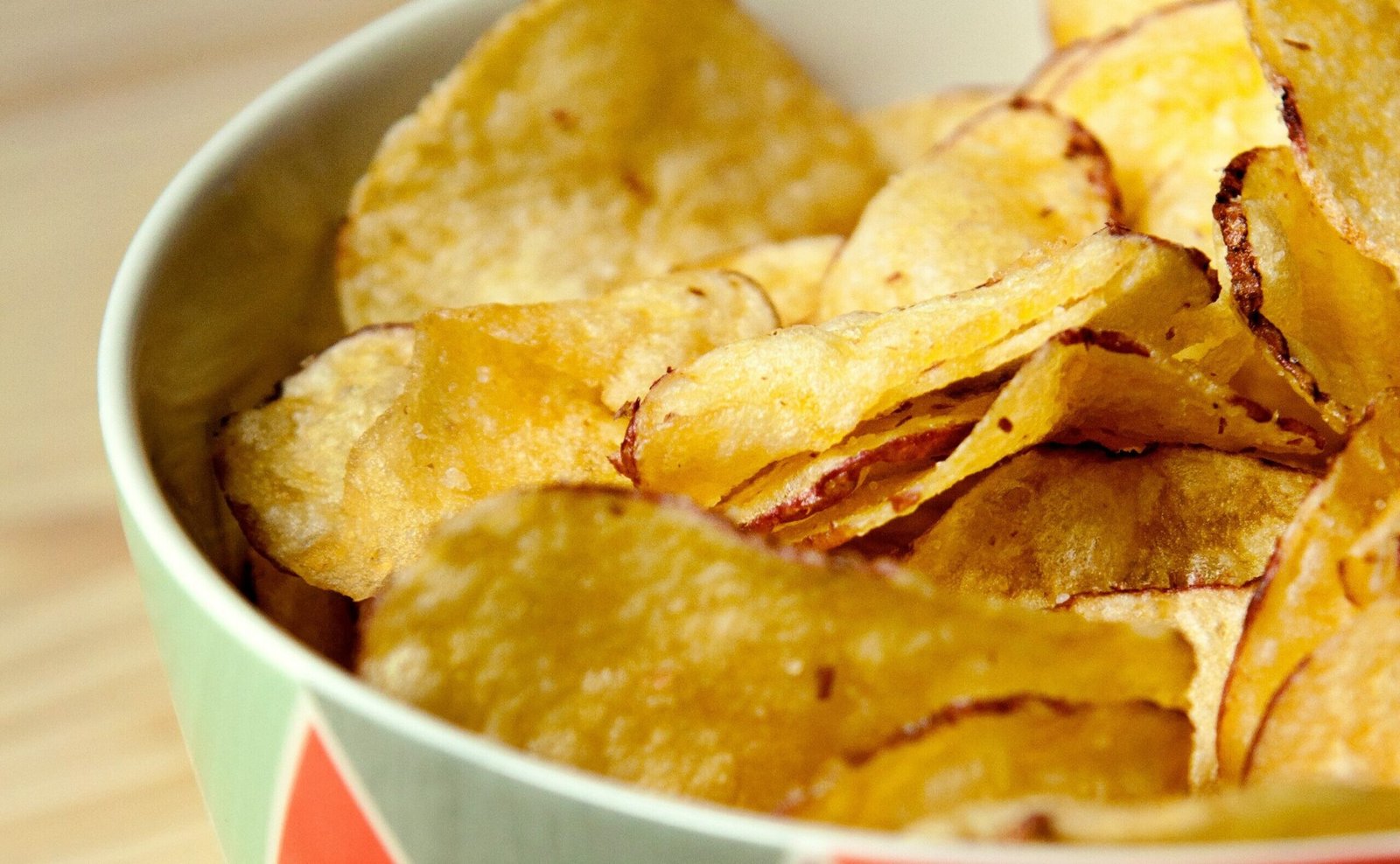 zdjęcie chipsów ziemniaczanych w kolorowej misce