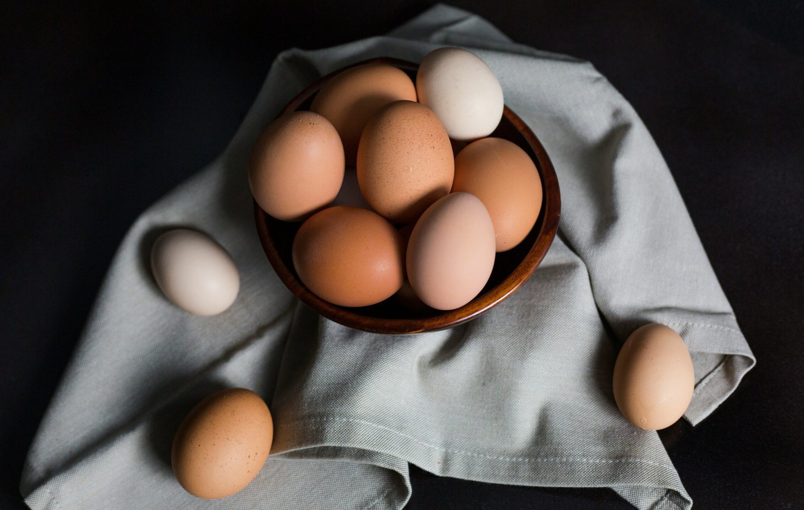 zdjęcie jaj ułożonych w misce na stole i na ścierce