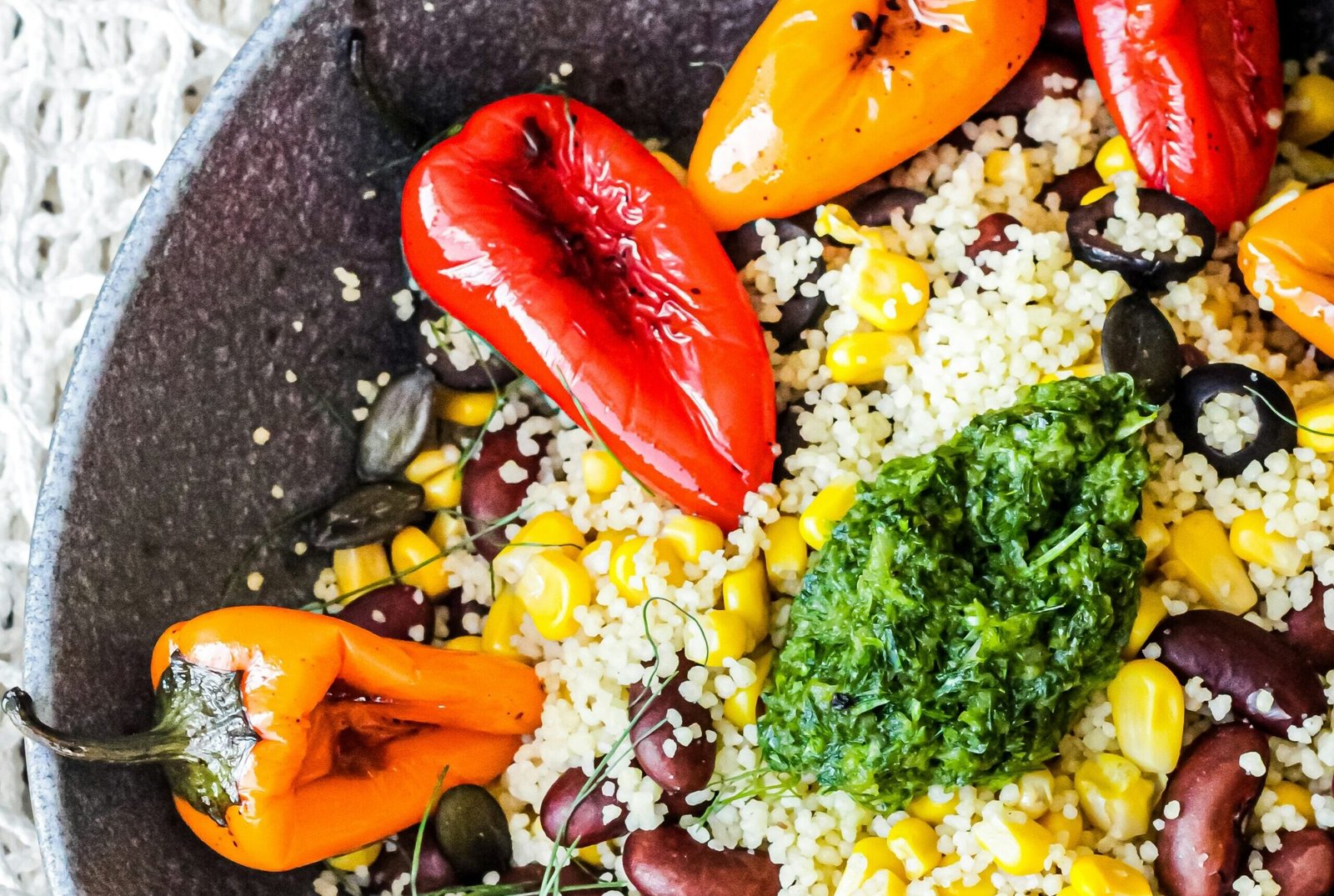 zdjęcie dania z kaszą kuskus z kolorowymi papryczkami