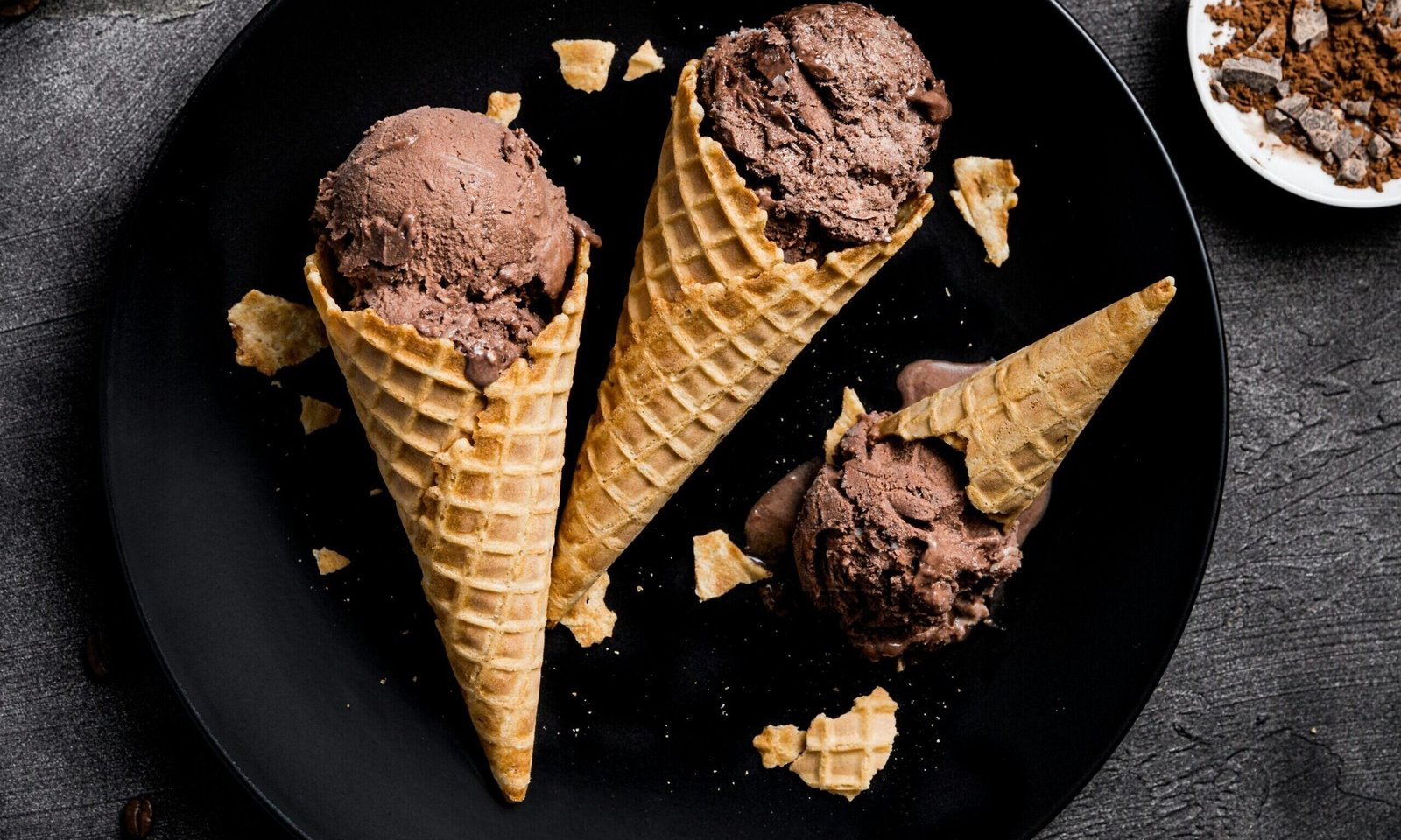 zdjęcie lodów czekoladowych w wafelkach ułożonych na talerzu na stole