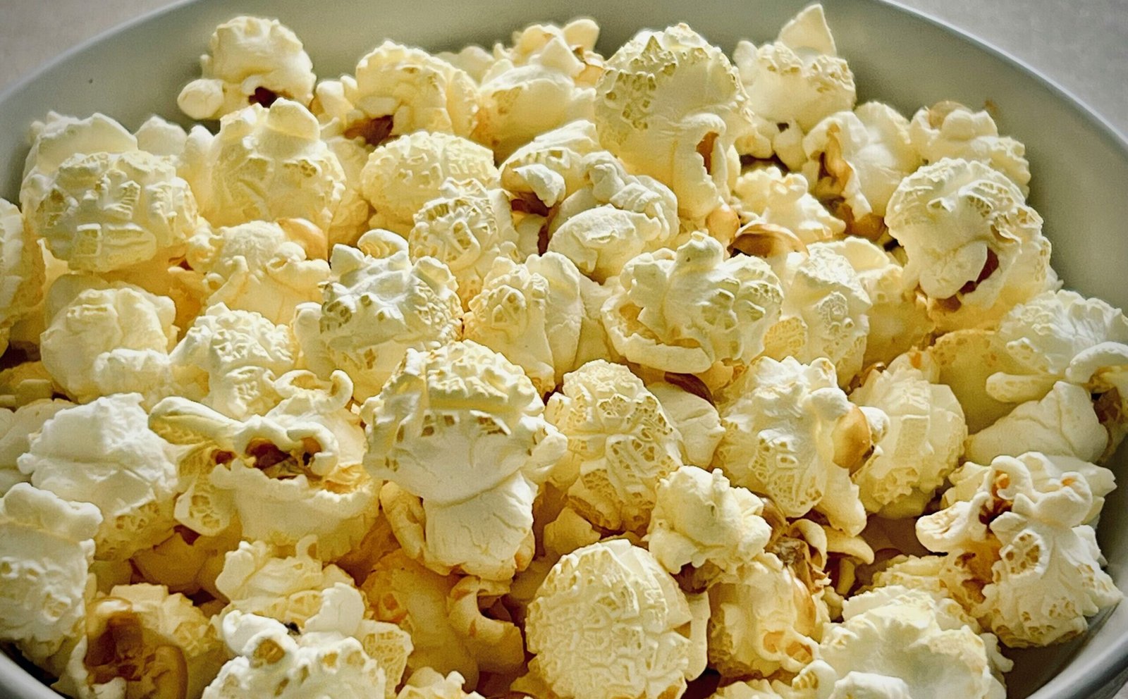 zdjęcie popcornu bez glutenu w misce