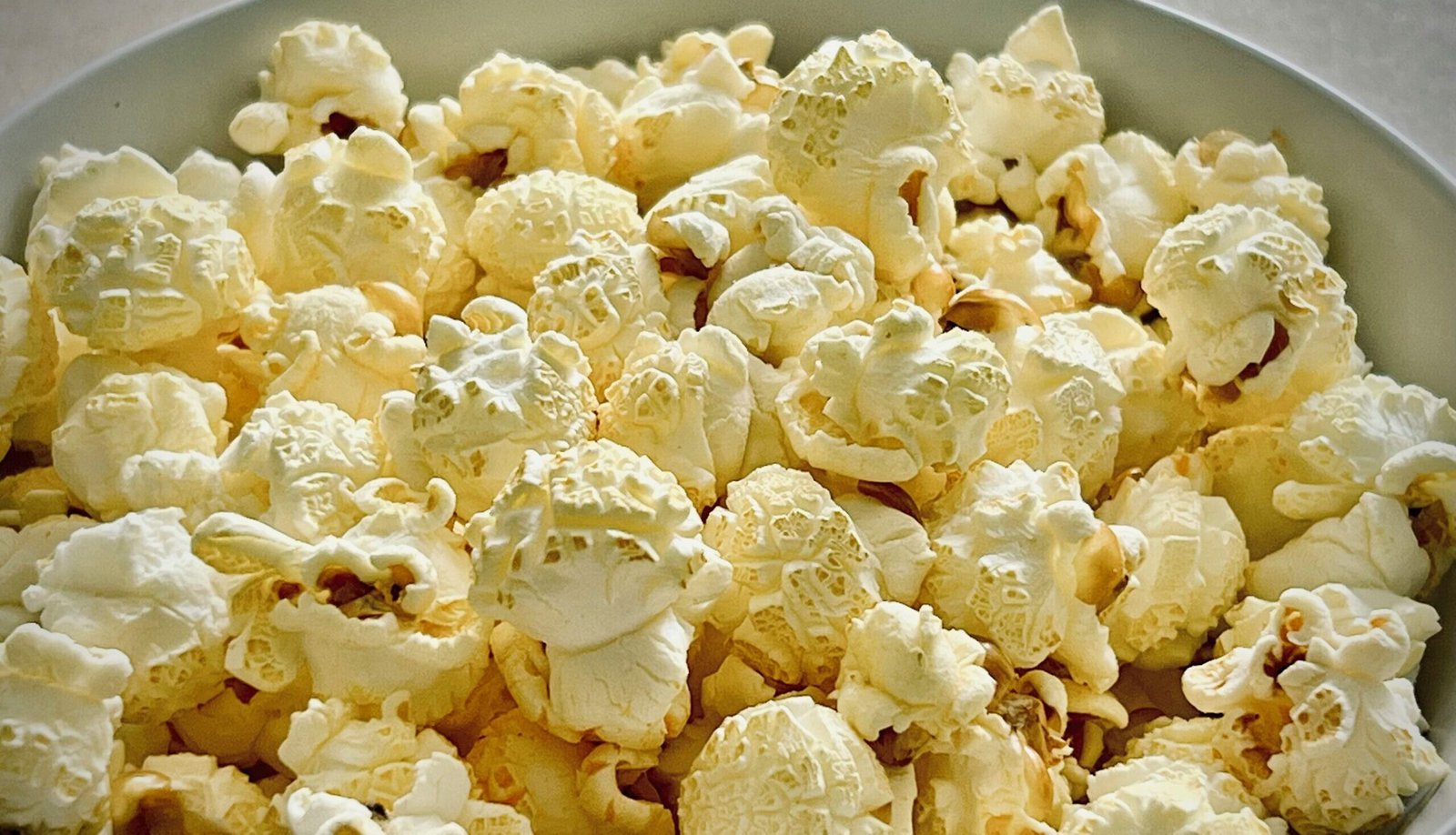 zdjęcie popcornu bez glutenu w misce