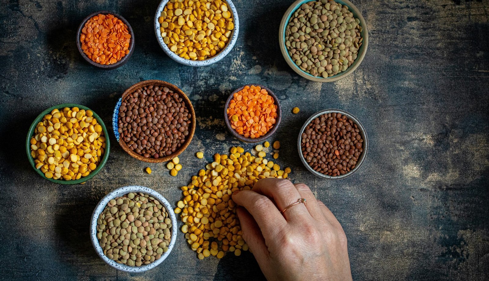 zdjęcie soczewicy w różnych kolorach rozłożonej w miseczkach