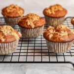 zdjęcie bezglutenowych muffinów w papilotkach, studzących się na kratce