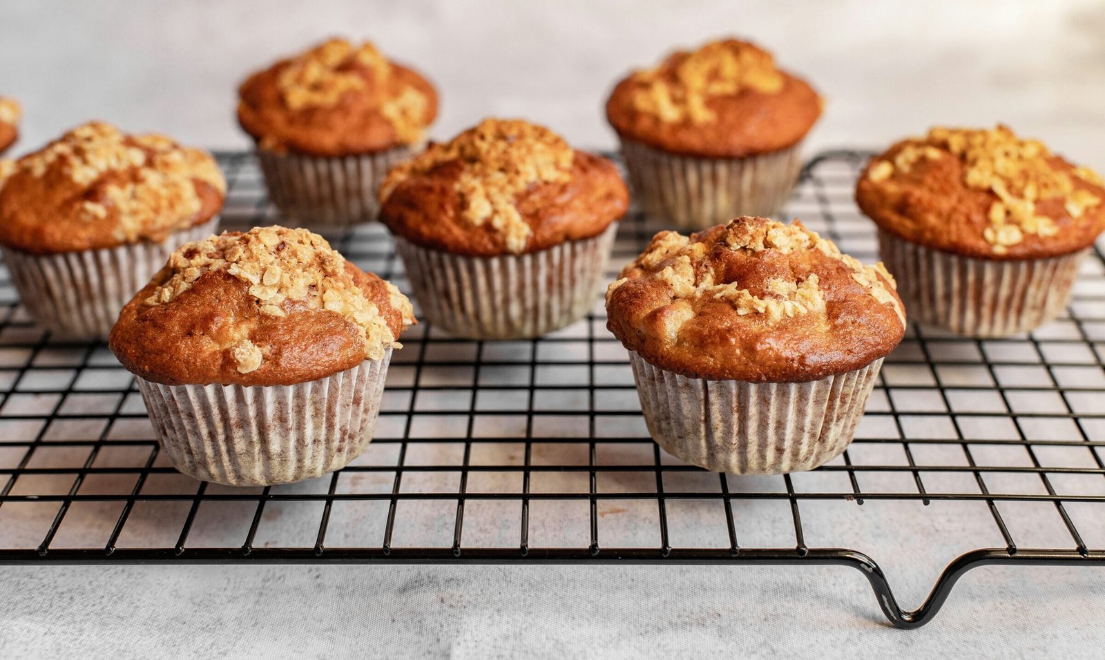 zdjęcie bezglutenowych muffinów w papilotkach, studzących się na kratce