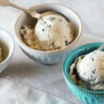 zdjęcie trzech porcji lodów bezglutenowych w szklanych miseczkach, podanych ze srebrnymi łyżeczkami