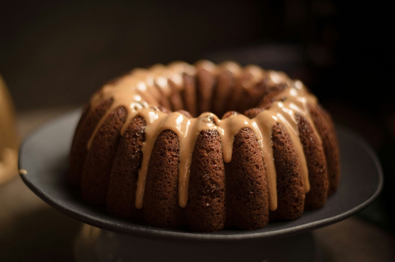 Ciasto piernikowe bez glutenu z polewą karmelową.
