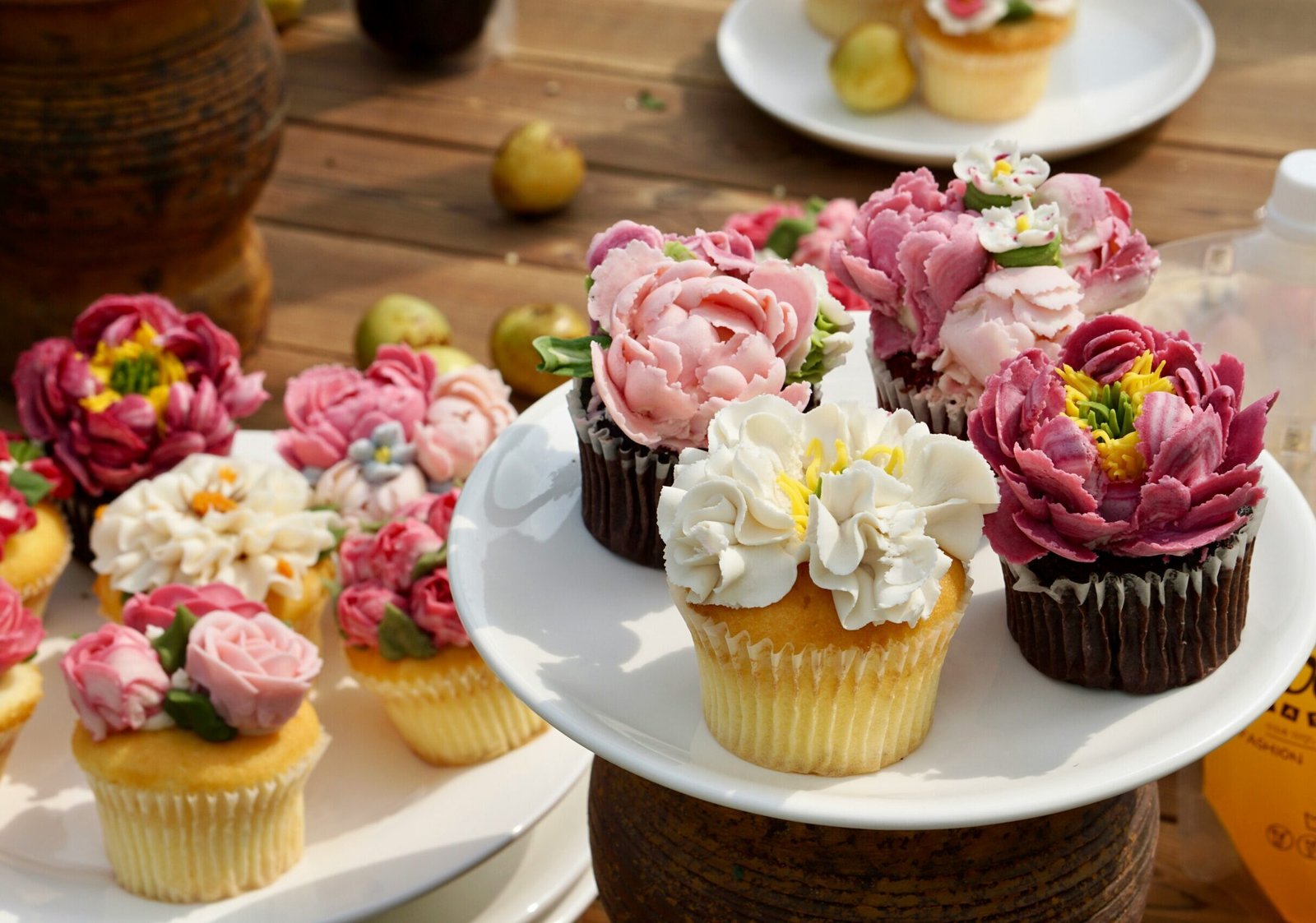 Babeczki bezglutenowe z kremem w kształcie kwiatów.