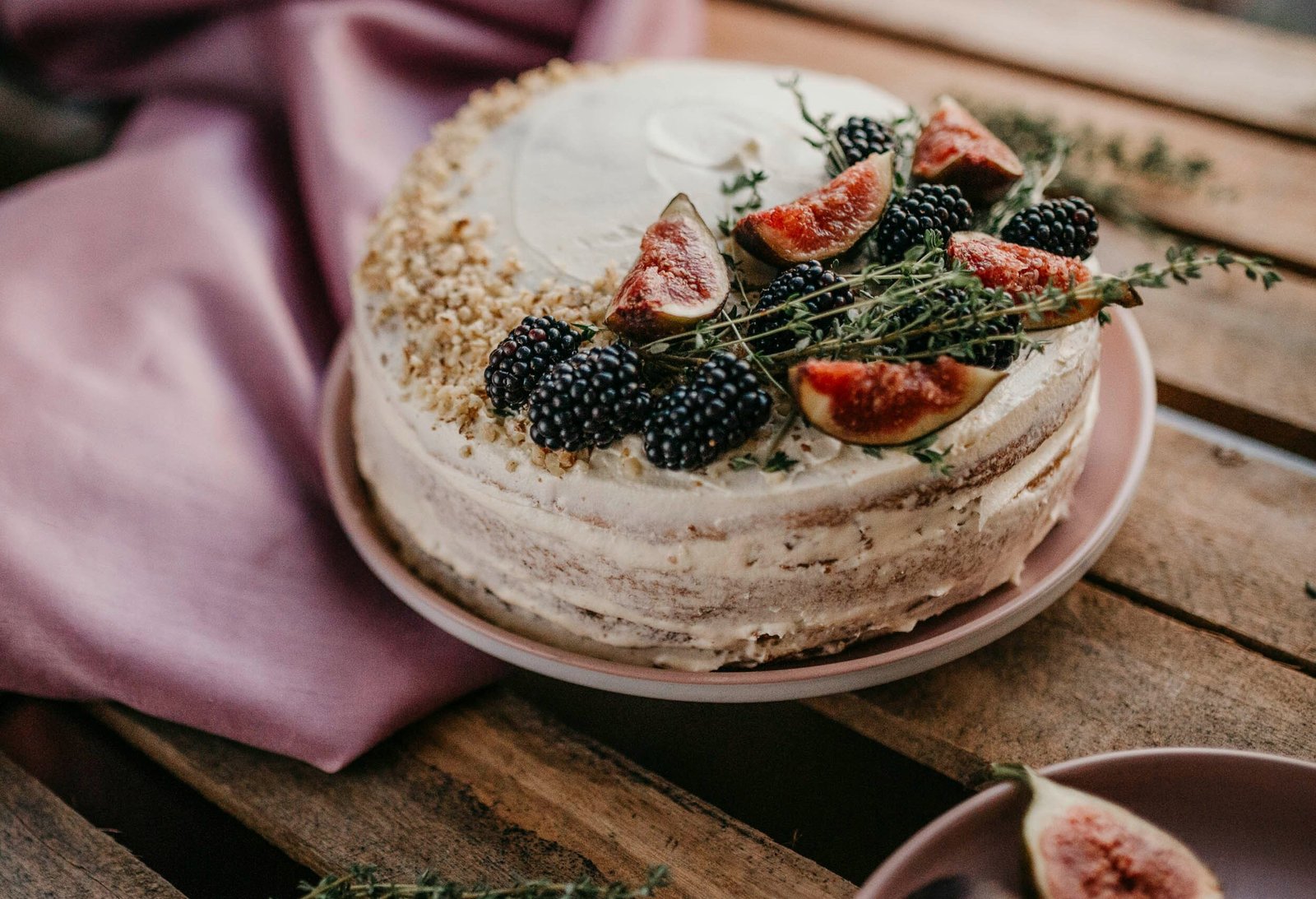 Tort bezglutenowy z figami, jeżynami i orzechową posypką.