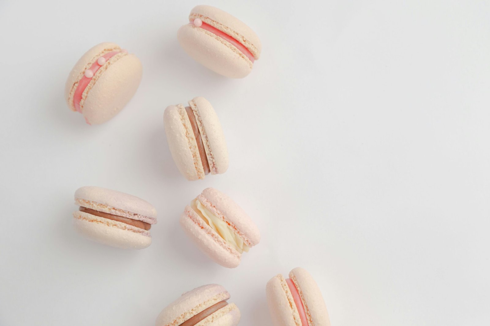 Makaroniki bezglutenowe w pastelowych kolorach.