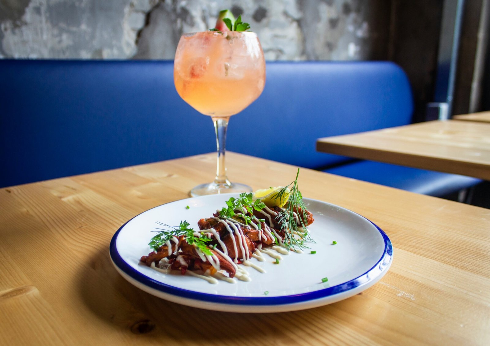 Bezglutenowe danie z sosem i drinkiem w nowoczesnej restauracji.