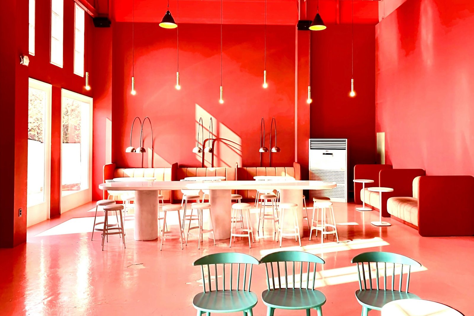 Jasna, nowoczesna kawiarnia oferująca jedzenie bez glutenu.