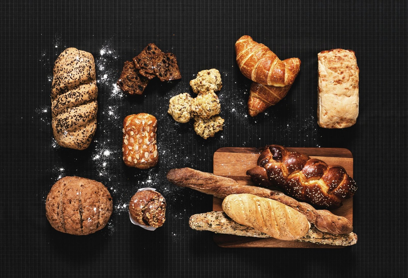 zdjęcie różnych wypieków od góry ułozonych na czarnym tle
