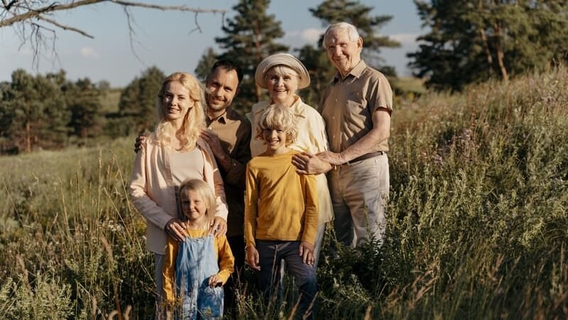 Rodzina kilku pokoleń razem spędzająca czas na świeżym powietrzu