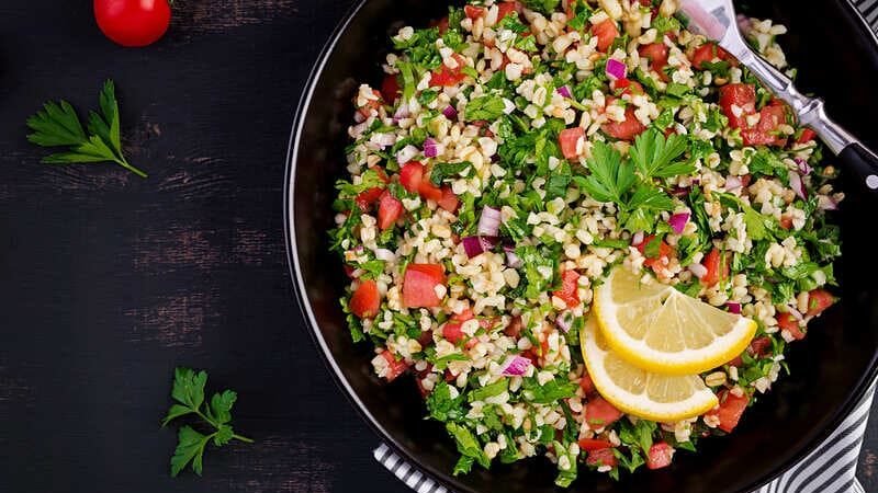 Sałatka z kaszy bezglutenowej z pomidorami, pietruszką, cebulą i plasterkami cytryny – lekki, odżywczy posiłek wspierający zbilansowaną dietę bezglutenową.