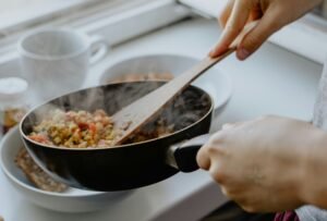 Moje doświadczenia z dietą bezglutenową – przygotowywanie domowego, bezglutenowego posiłku na patelni jako element codziennej, świadomej diety