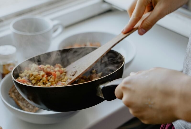 Moje doświadczenia z dietą bezglutenową – przygotowywanie domowego, bezglutenowego posiłku na patelni jako element codziennej, świadomej diety