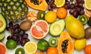 Różnorodne świeże owoce bezglutenowe – ananas, papaja, grejpfrut, kiwi, awokado, winogrona, cytrusy – zdrowe przekąski pełne witamin
