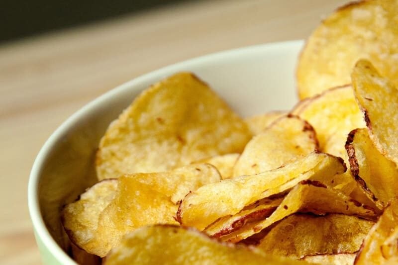 zdjęcie chipsów ziemniaczanych w kolorowej misce