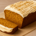 grafika przedstawiająca bezglutenowe ciasto dyniowe z kremem waniliowym