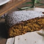 zdjęcie kawałka ciasta marchewkowego ułożonego na serwetce na stole