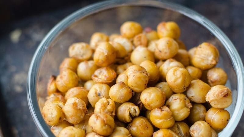 zdjęcie ciecierzycy z przyprawami w przezroczystej misce