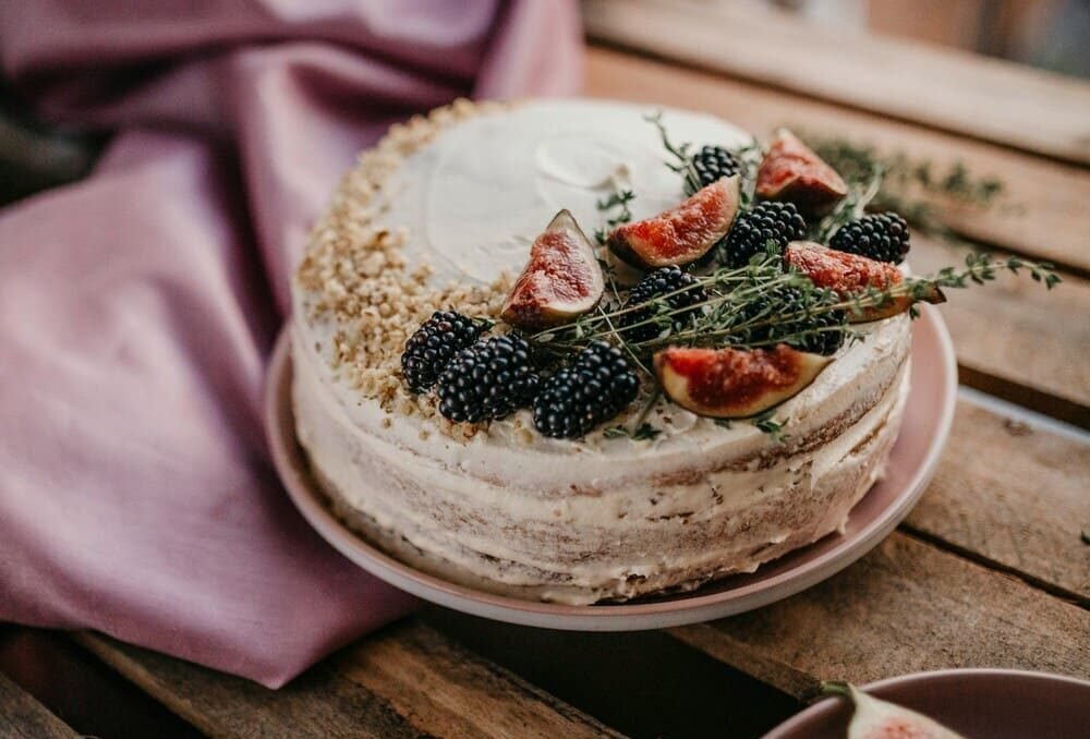 Tort bezglutenowy z figami, jeżynami i orzechową posypką.