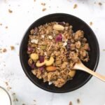 zdjęcie granoli bezglutenowej podanej w czarnej misce z dodatkiem suszonych owoców