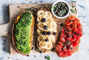 zdjęcie trzech kanapek z różnymi dodatkami na pieczywie bez glutenu