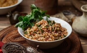 Zdrowy posiłek z kaszą bulgur i i świeżymi ziołami na talerzu