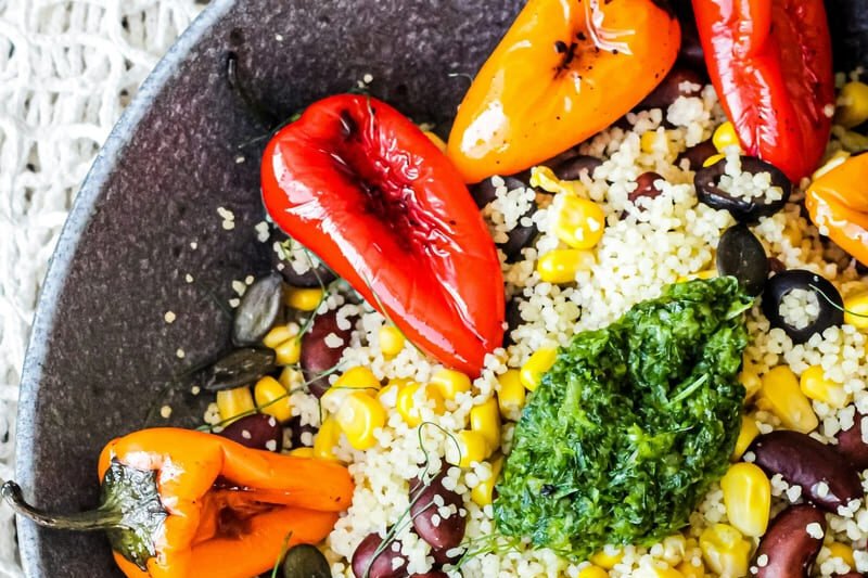 zdjęcie dania z kaszą kuskus z kolorowymi papryczkami