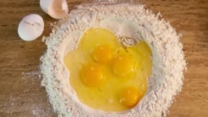 Mąka orkiszowa z jajkami na blacie – produkt z orkiszu zawierający gluten, niewskazany na diecie bezglutenowej