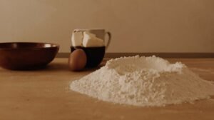 Mąka żytnia na blacie kuchennym – produkt zbożowy zawierający gluten, niewskazany na diecie bezglutenowej