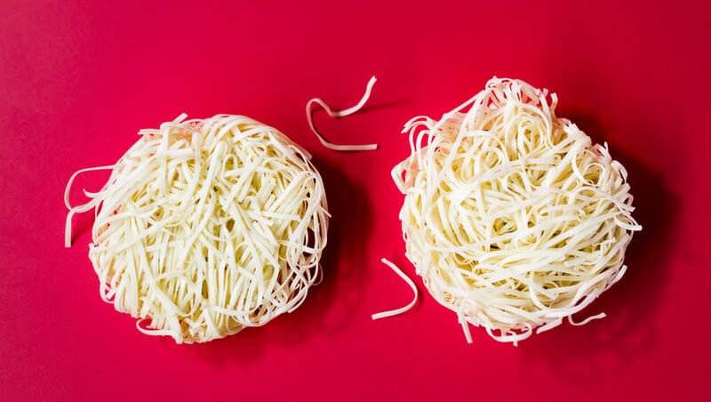 Makaron ryżowy na czerwonym tle – naturalnie bezglutenowy makaron ryżowy, bezpieczny dla osób na diecie bezglutenowej i z celiakią