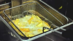 zdjęcie frytek smażonych na głębokim oleju
