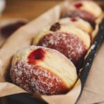 zdjęcie nadzianych pączków bez glutenu ułożonych w keksówce wyłożonej papierem do pieczenia