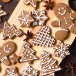 zdjęcie udekorowanych pierników bezglutenowych ułożonych na drewnianej desce