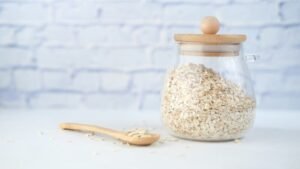 Płatki owsiane w szklanym słoiku – owies naturalnie bezglutenowy, który może zawierać gluten bez certyfikatu bezglutenowego