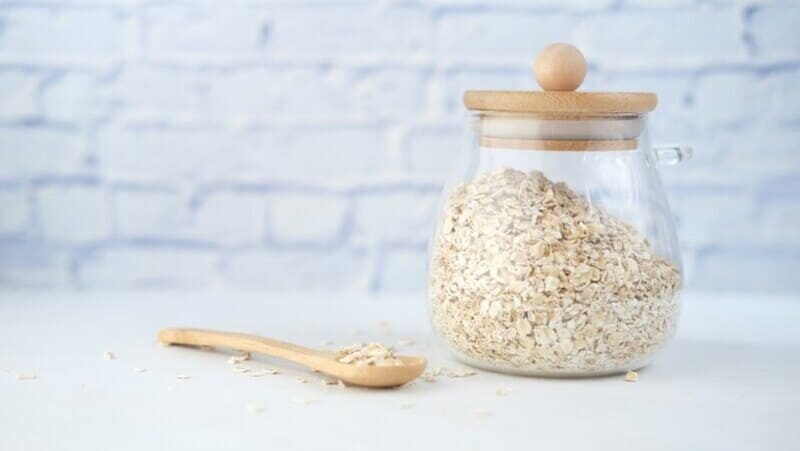 Płatki owsiane w szklanym słoiku – owies naturalnie bezglutenowy, który może zawierać gluten bez certyfikatu bezglutenowego