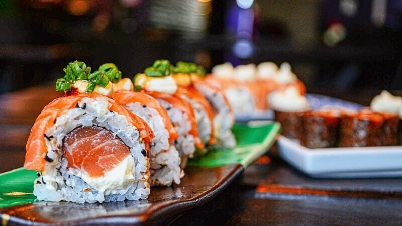 zdjęcie sushi ułożonego w idealnym porządku na talerzu w restauracji