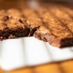 zdjęcie czekoladowego ciasta bez glutenu ułożonego na podstawce