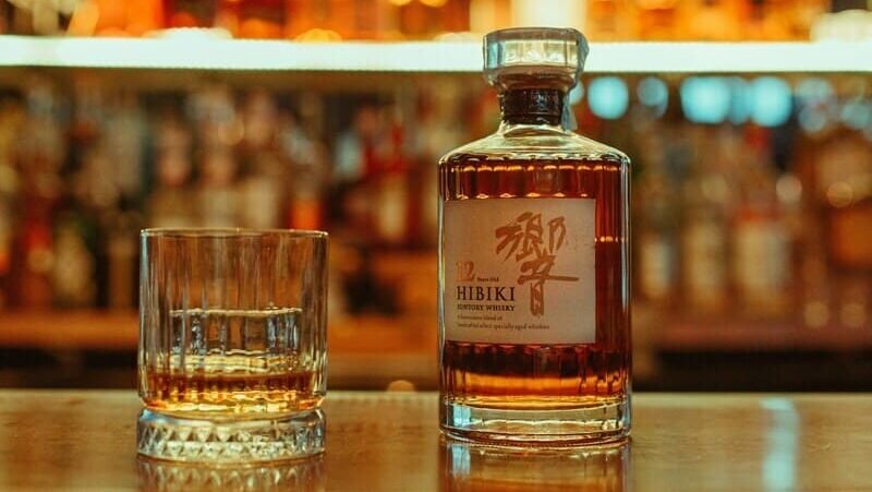 Butelka whisky i szklanka na barze – destylowany napój alkoholowy uznawany za bezglutenowy przy celiakii i nietolerancji glutenu