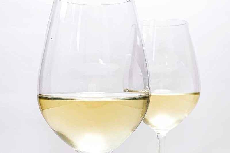 zdjęcie białego wina w kieliszku