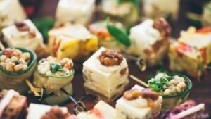 Bezglutenowe przekąski karnawałowe – mini finger food z serem, warzywami i dodatkami podane na wykałaczkach