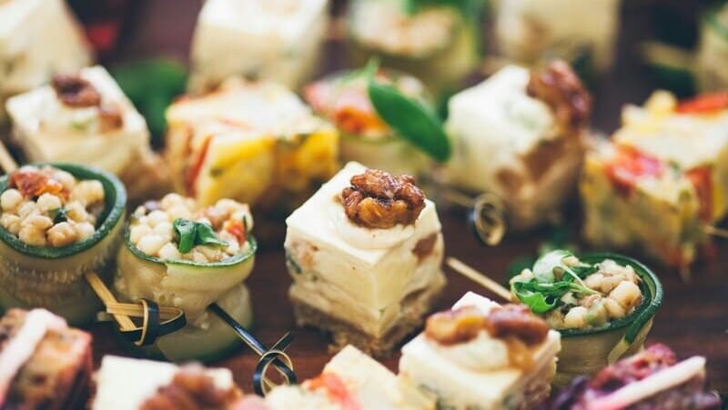 Bezglutenowe przekąski karnawałowe – mini finger food z serem, warzywami i dodatkami podane na wykałaczkach