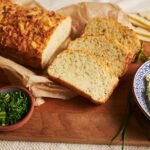 Chleb kukurydziany bezglutenowy, pokrojony bochenek z ziarnami, domowe pieczywo kukurydziane