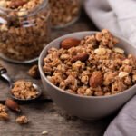 Domowa granola bezglutenowa z orzechami w misce, chrupiąca granola bez dodatku cukru