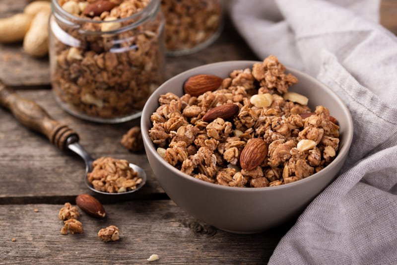 Domowa granola bezglutenowa z orzechami w misce, chrupiąca granola bez dodatku cukru