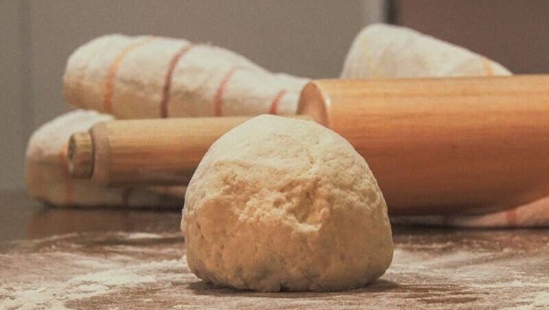 Ciasto przygotowane do wypieku chleba bezglutenowego na oprószonym blacie