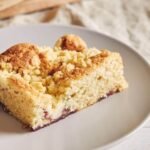 Bezglutenowe ciasto z kruszonką, puszysty wypiek z chrupiącą kruszonką podany na jasnym talerzu